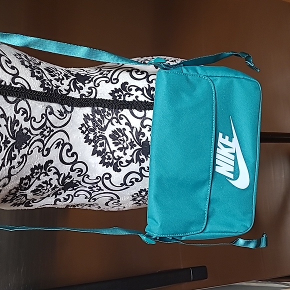 Nike Crossbody Bag - Picture 3 of 10